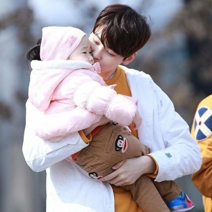 Cha Eun Woo Gendong Bayi, Netizen : Yuk, Sudah Siap Jadi Ayah