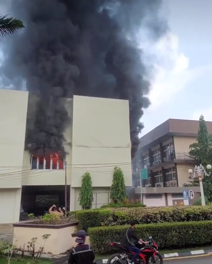 Gedung riset Politeknik Sriwijaya Palembang terbakar pada Selasa pagi.