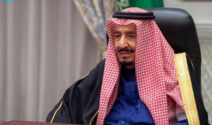 Raja Saudi Salman bin Abdulaziz berbicara kepada Dewan Syura penasihat kerajaan dari istana kerajaannya di Neom, Arab Saudi, 29 Desember 2021./ Raja Saudi sedang dirawat di rumah sakit.