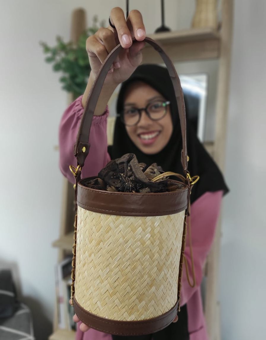 Babubam bag (Batik bucket bamboo bag).