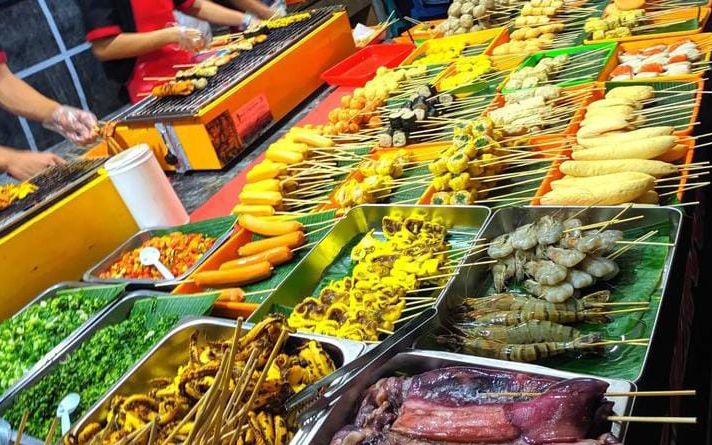 Jajanan lok-lok seafood, daging, atau sayur, ada di Kuliner Welcome To Batam