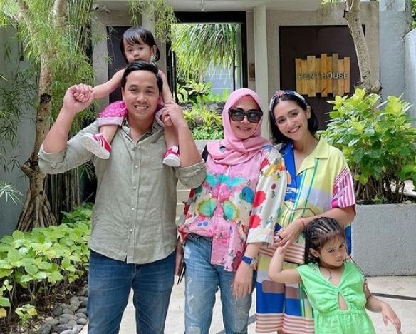 Unggah Potret Bareng Anak Cucu Liburan di Bali, Rieta Amilia Tuai Pujian: Makin Cantik Masya Allah