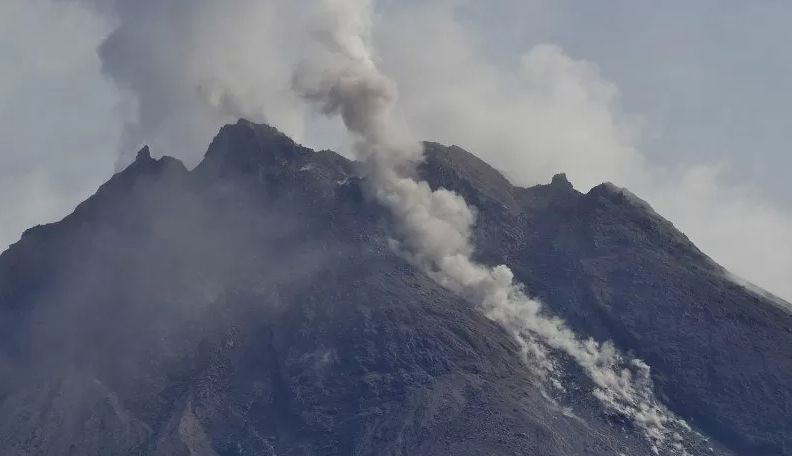 ASAP sulfatara mengepul disertai guguran material vulkanik dari puncak gunung Merapi di foto dari Desa kaliurang, Srumbung, Magelang, Jawa Tengah, Rabu (20/1/2021). 