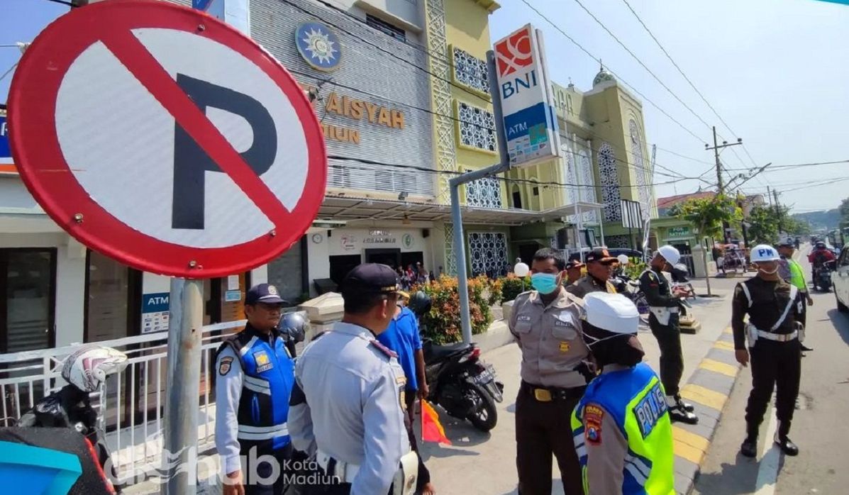 Tim Gabungan memberikan imbauan pada juir agar tak memarkir di trotoar jalan Mayjend Sunkono yang sudah diberi tanda peringatan larangan parkir
