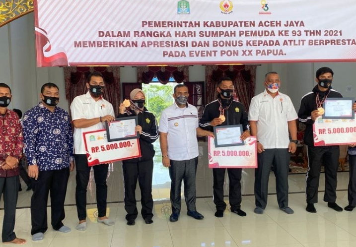 3 atlet Aceh Jaya yang wakili Aceh di PON XX Papua menerima bonus dari Pemkab Aceh Jaya yaitu Ella Marlisa (Tarung Derajat) , Leo Firman dan Aulawi Ilham (cabor Rugby). / @koni.acehjaya