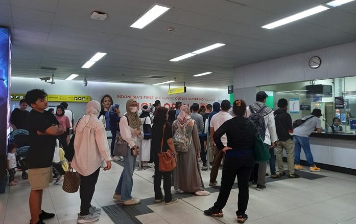 Kepadatan penumpang terjadi di MRT Bundaran Hotel Indonesia (HI) pada Minggu, 5 November 2023.