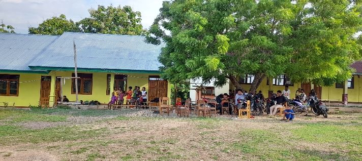 Foto warga Riang Puho di sisi bagian kiri halaman sekolah yang antusias datang menonton proses pengetesan PSHT Ranting Tanjung Bunga 