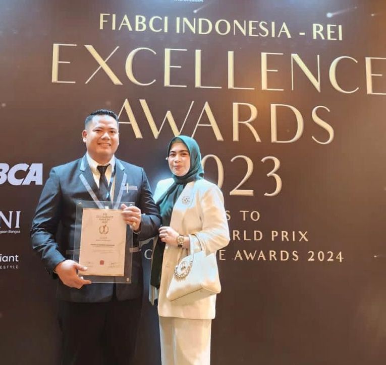 CEO PT Swarna Dwipa Property, Roni Sianturi didampingi istrinya saat menghadiri FIABCI Indonesia-REI Excellence Award 2023.