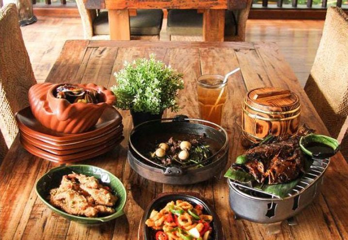 Aneka menu sajian seafood dan ikan bakar di tempat wisata kuliner Raja Rasa, Bandung.
