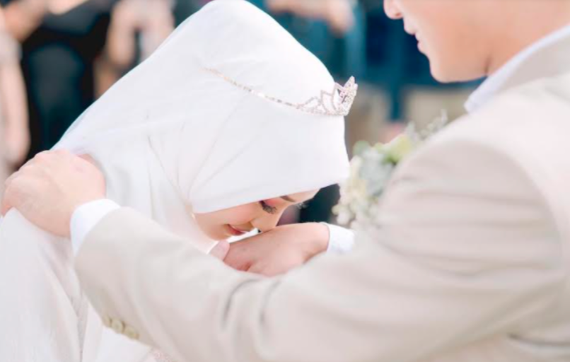 Apakah suami istri berciuman siang hari di bulan Ramadhan membatalkan puasa mereka? Berikut, Jawaban dan penjelasannya