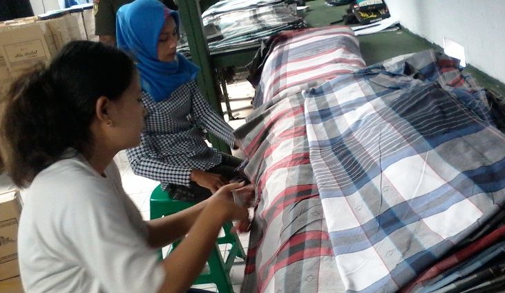 Sejumlah pekerja melakukan pengerjaan akhir di salah satu pabrik sarung di Majalaya Kabupaten Bandung.