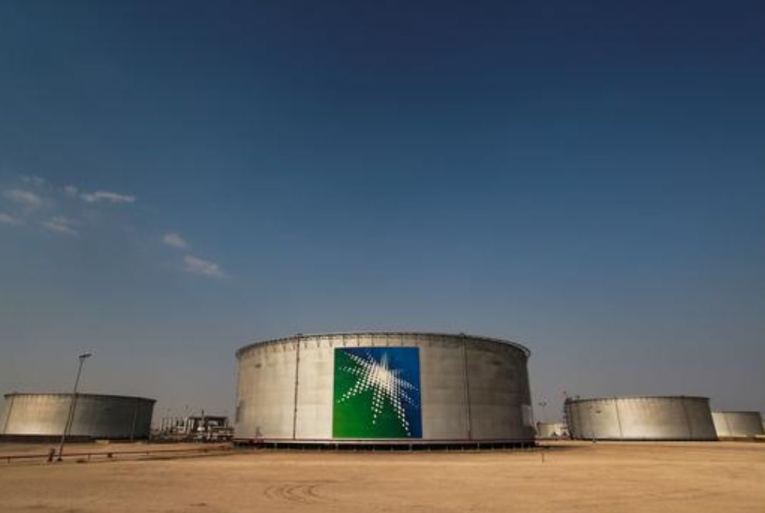 Sebuah pemandangan pada tangki minyak di fasilitas minyak Saudi Aramco di Abqaiq, Arab Saudi. 