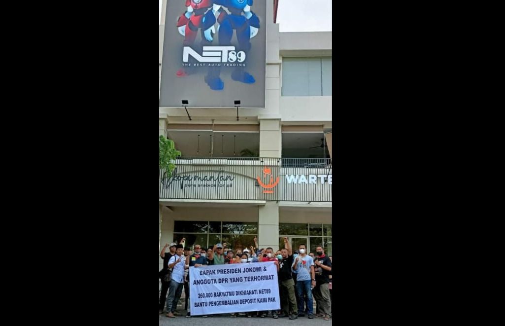 Aksi massa menuntut pengembalian dana (WD) robot trading Net89