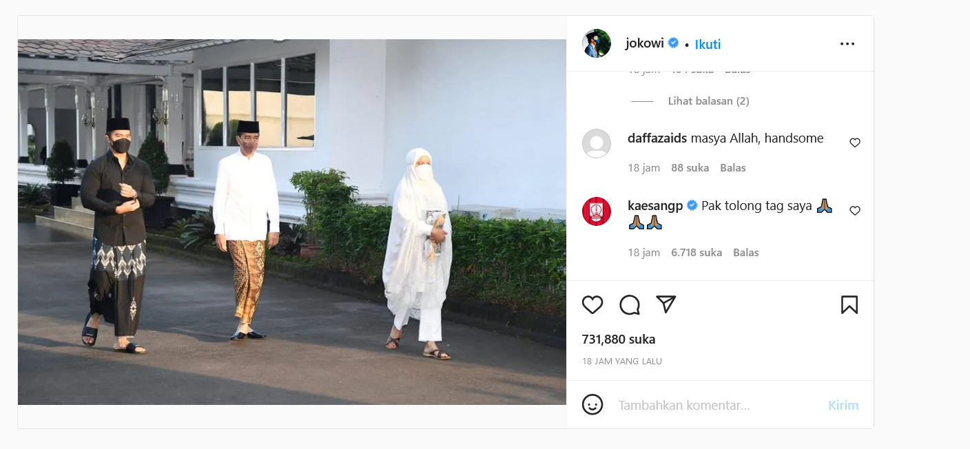 Presiden Jokowi, bersama Ibu negera Iriana Joko Widodo, dan putranya Kaesang Pangarep melakukan shalat Idul Fitri secara terbatas, Senin 2 Mei 2022