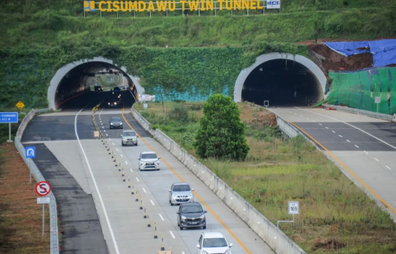Kendaraan melintasi terowongan kembar di jalur fungsional Jalan Tol Cileunyi-Sumedang-Dawuan (Cisumdawu) di Pamulihan, Kabupaten Sumedang, Jawa Barat, Sabtu (7/5/2022)
