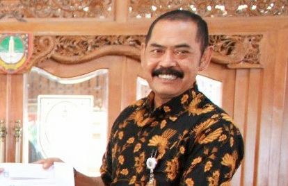  Wali Kota Solo, FX Hadi Rudyatmo, menyerahkan Karip kepada 35 ASN yang pensiun mulai 1 Agustus 2020