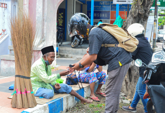 Dokumen pribadi, pembagian masker dan hand sanitizer pada pedagang sapu pinggir jalan Kertosari