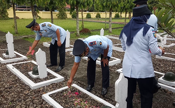 Peringati Hari Dharma Karya Dhika 2021, Jajaran Kemenkumham wilayah eks Karesidenan Banyumas lakukan kegiatan tabur bunga di TMP Tanjung Nirwana Purwokerto, 26 Oktobet 2021.