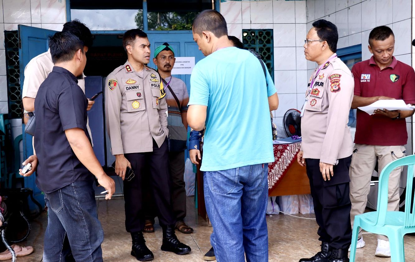 Kapolres Banjar, AKPB Danny Yulianto turun langsung melakukan pengamanan rekapitulasi tingkat kecamatan selama  24 jam di Kota Banjar, Minggu (18/2/2024).