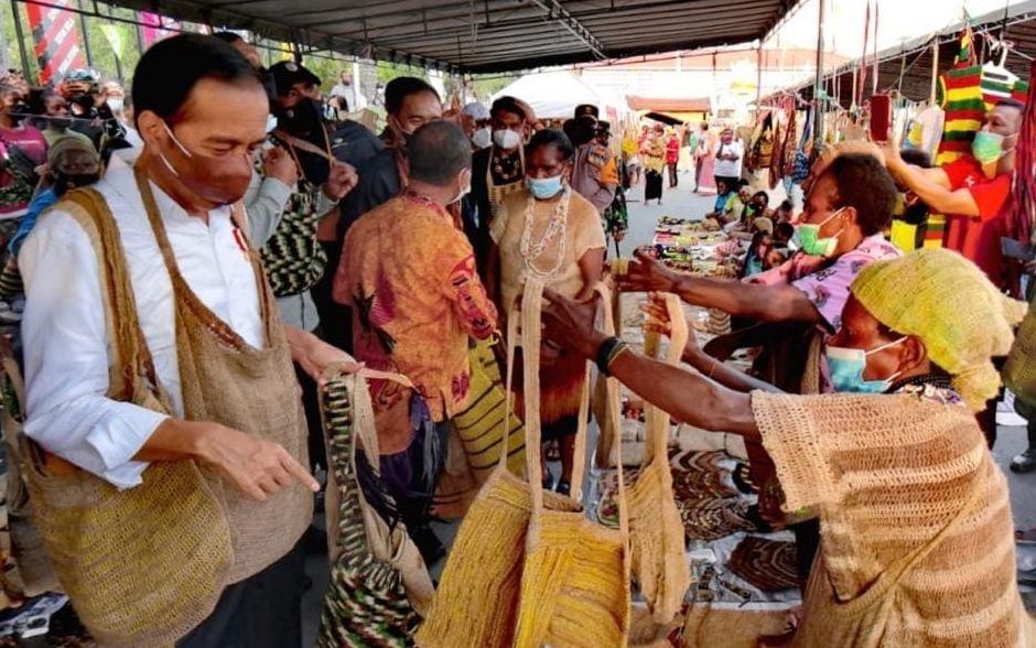 Presiden Joko Widodo saat membeli tas tradisional Papua atau yang biasa disebut Noken.