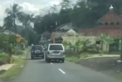 Viral Video Mobil Plat Merah Ugal-Ugalan di Jalan Raya ...