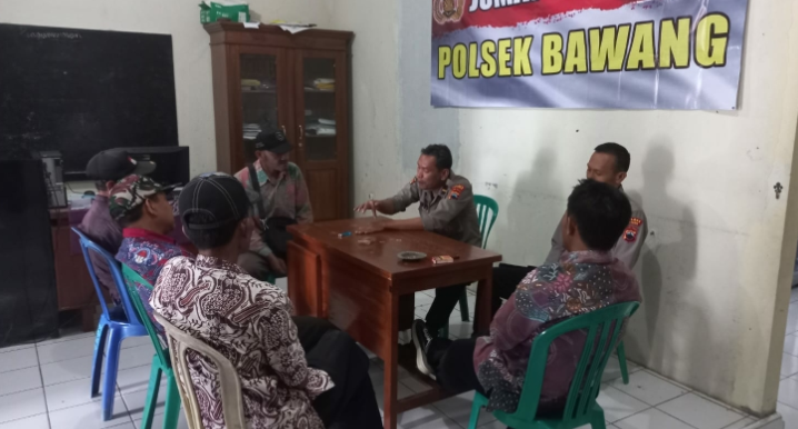 Wakapolsek Bawang, Iptu Sigit Supriyanto mendengar keluhan masyarakat terkait pencurian hasil panen.