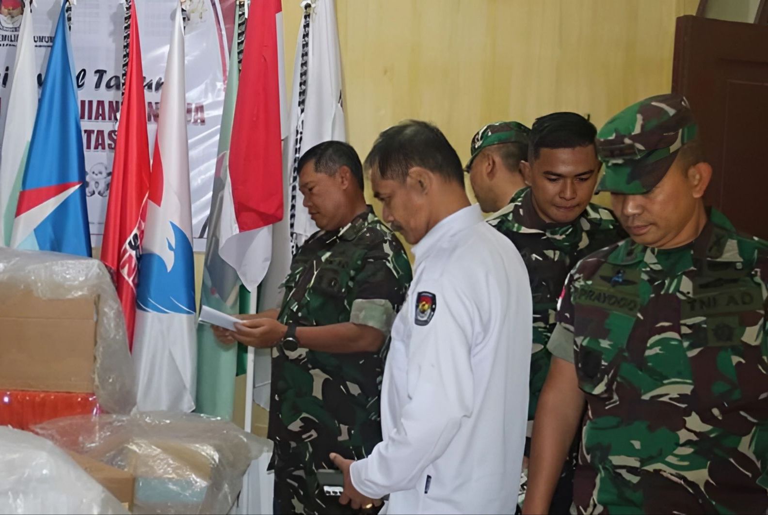 Danrem 131/Santiago Brigjen TNI Wakhyono, S.Sos., M.I.P ketika mengunjungi KPU Kabupaten Kepulauan Sangihe. 