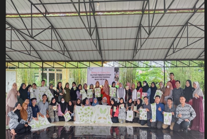 Mahasiswa Pendidikan Biologi FKIP Untan Berlatih Membuat Eco Print