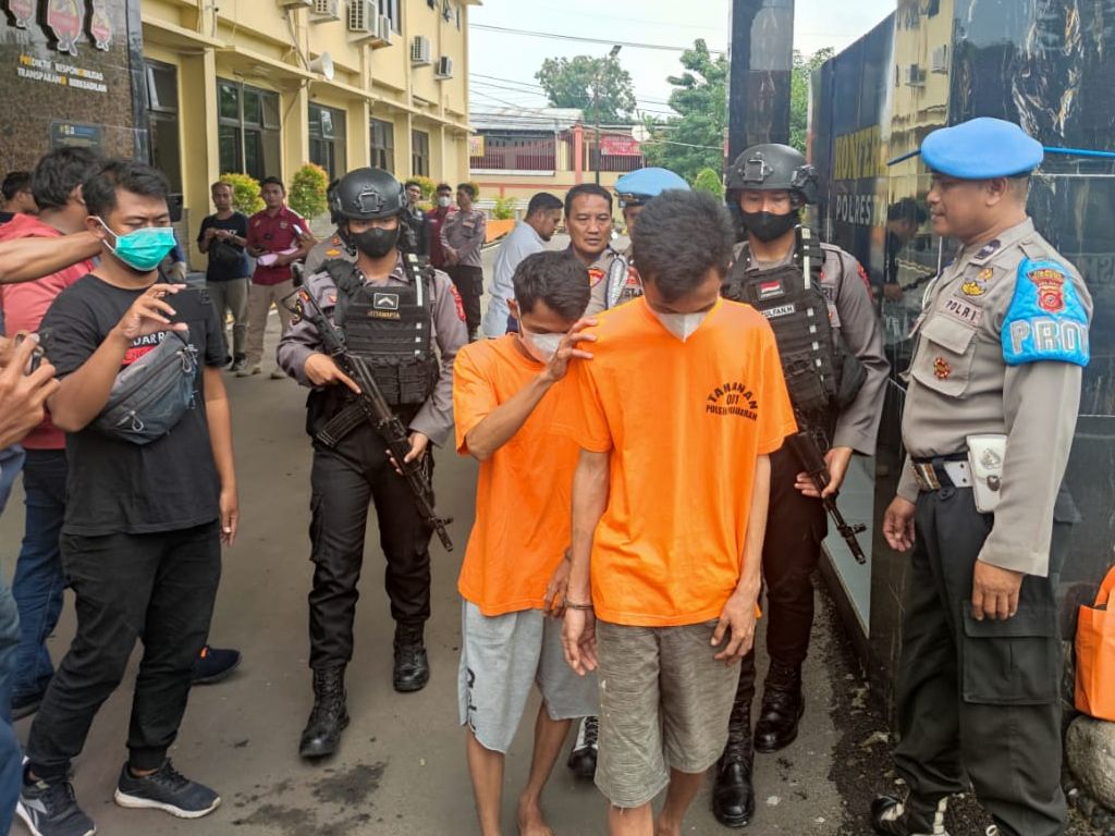 Dua pemuda asal Desa Jatiseeng Kidul, Kecamatan Ciledug, Kabupaten Cirebon ditangkap polisi usai merampok rumah milik peraih juara kicau burung. Keduanya saat digelandang ke Mapolresta Cirebon, Selasa, 24 Januari 2023.*