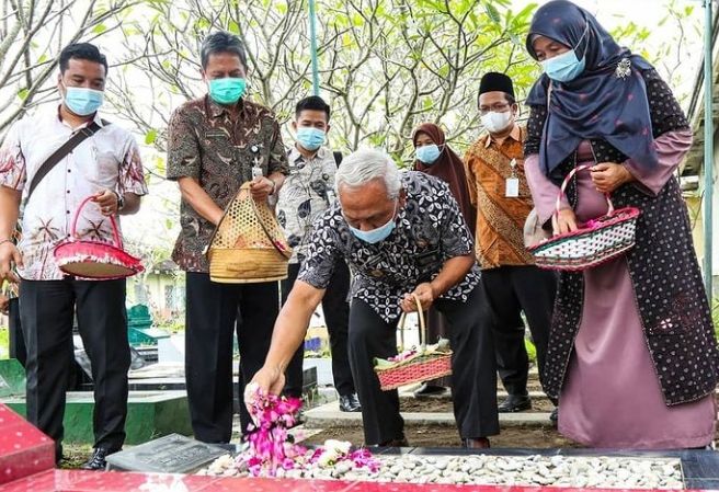 Wakil Bupati Banjarnegara melakukan ziarah ke Makam Bupati Banjarnegara terdahulu/Hening Prihatini/Instagram Kabupaten Banjarnegara