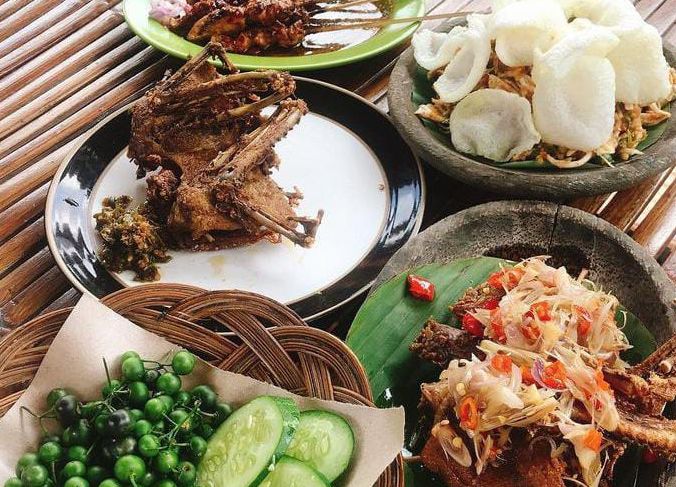 Aneka menu sajian untuk bukber di tempat wisata kuliner Bebek Unti, Bandung.
