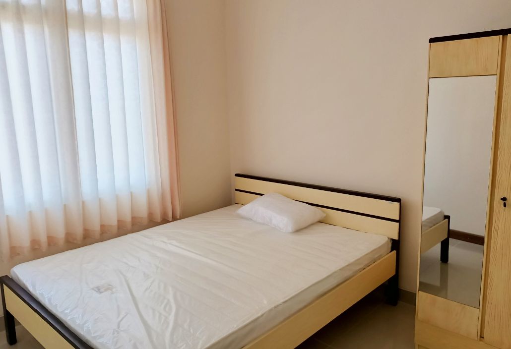 Kamar tidur yang dilengkapi dengan furniture 