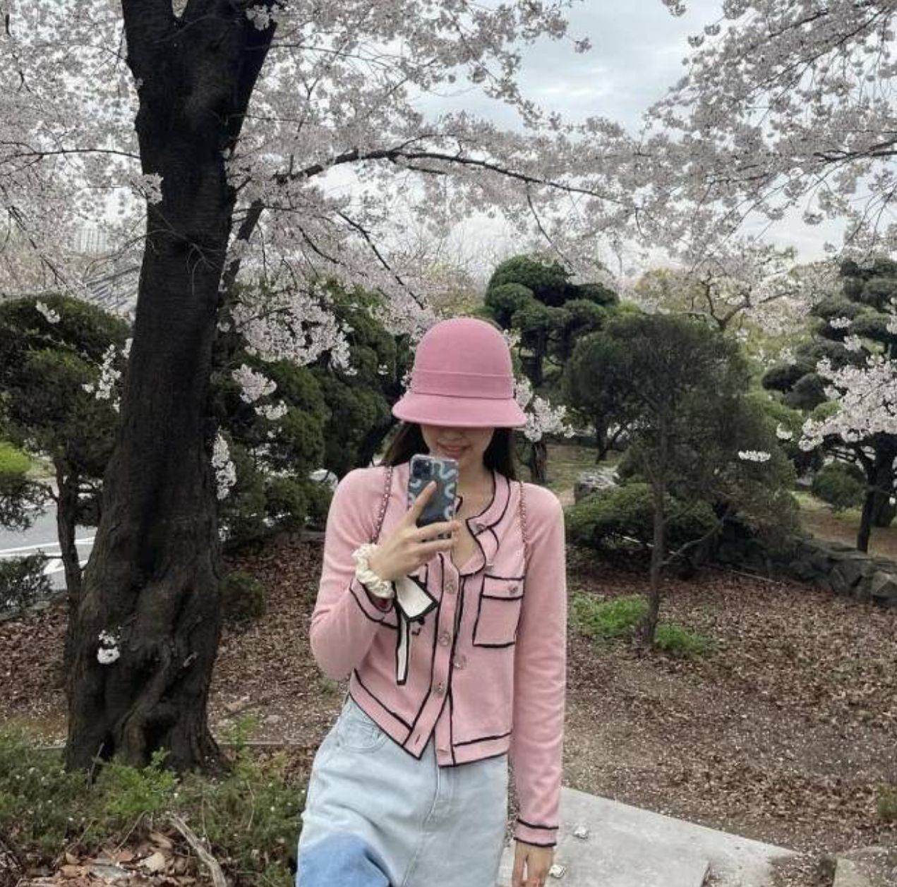 Many also claimed Ji A has worn the same cardigan seen on Jennie | @Jennierubyjane/ Instagram