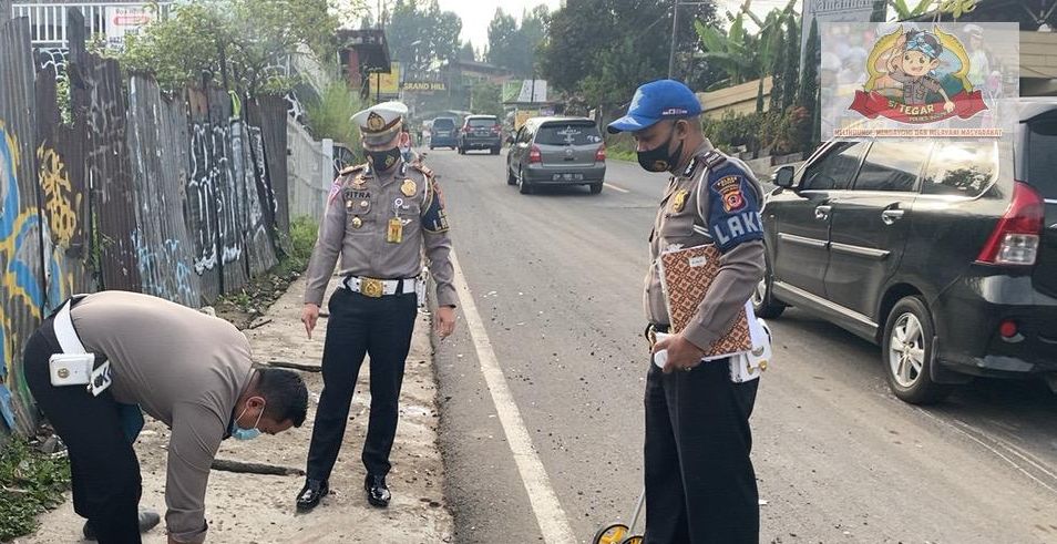 Petugas Unit Kecelakaan Lalu Lintas Satlantas Polres Bogor sedang melakukan olah TKP dalam kecelakaan maut di jalur Puncak Bogor, Sabtu dini hari 17 Oktober 2020.