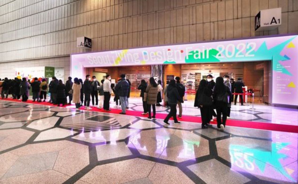 Visitors waiting to enter the Seoul Living Design Fair 2022. | Design House  