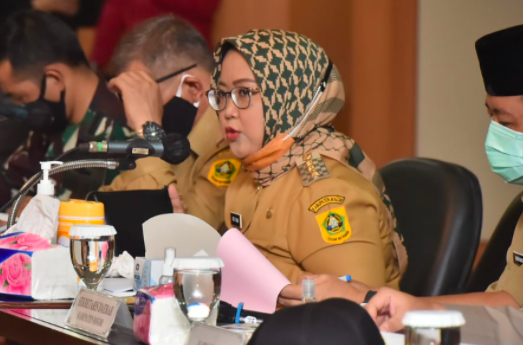 Bupati Bogor Ade Yasin menyampaikan 13 strategi dalam menangani Covid-19 yang jumlahnya terus meningkat. Akibatnya rumah sakit Covid-19 di Kabupaten Bogor mulai penuh, Senin 5 Oktober 2020.*