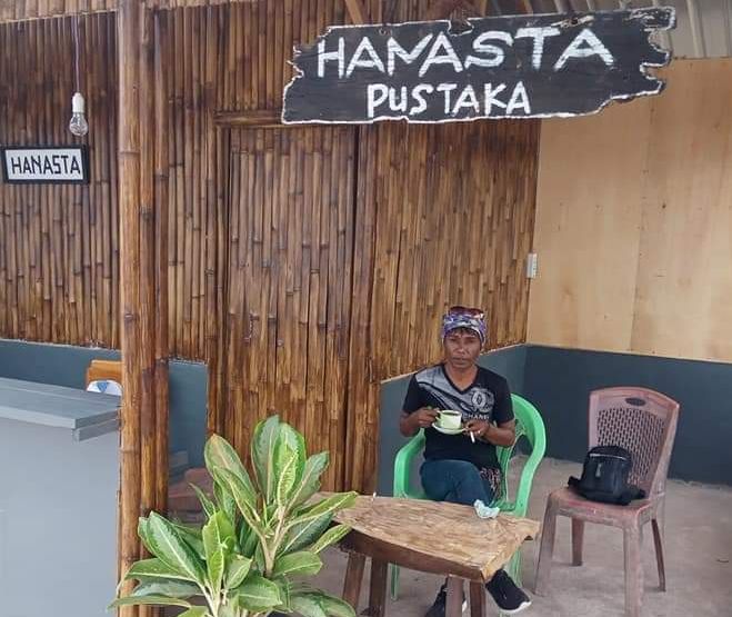 Hanasta Pustaka, Taman Baca dengan Cafenya, di mana Anda bisa memesan kopi untuk minum sambil membaca