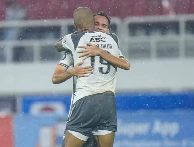 David da Silva memeluk Rezaldi Hehanusa pemain anyar Persib Bandung yang memberinya assist hingga percipta gol ke 3 Persib Bandung saat melawan PSIS Semarang Selasa 31 Januari 2023.
