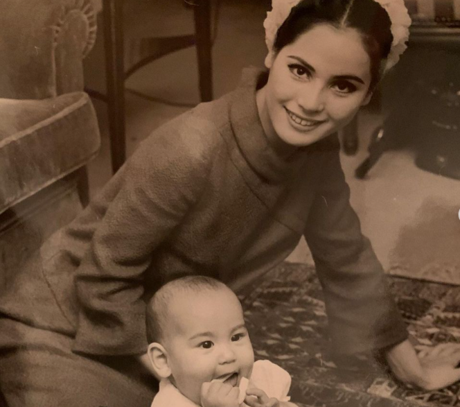 Dewi Sukarno bersama putrinya Kartika Sari Dewi
