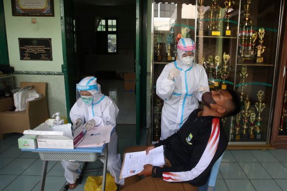 Seorang peserta seleksi kompetensi tahap 2 PPPK Guru Tahun 2021 tengah menjalani swabtes antigen di SMPN 2 Bandung, Jalan Sumatera, Kota Bandung, Senin 6 Desember 2021. 