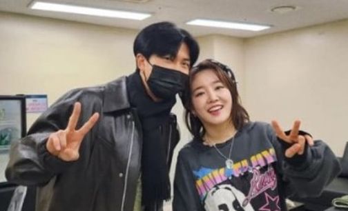 RM dan Younha berpose di belakang panggung