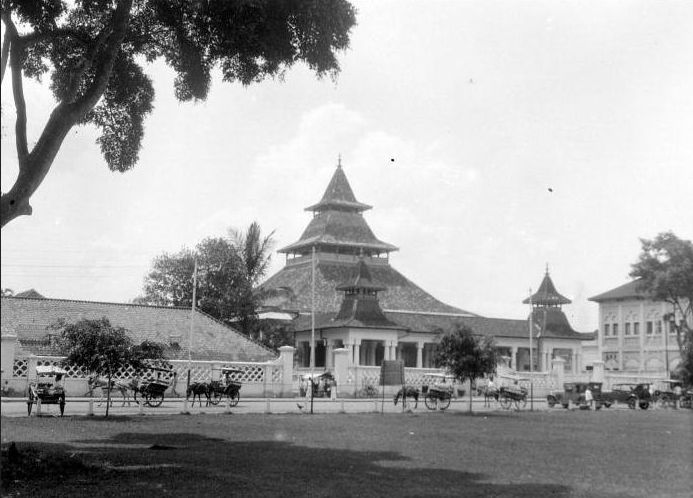 Konstruksi lama Masjid Raya Bandung dengan atap bale nyungcung.