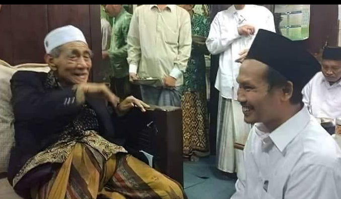 Mbah Moen atau KH Maimoen Zubair bersama Gus Baha, dua ulama tersbeut eprnah mnegijazahkan amalan keluarga sakinah rezeki melimpah hingga kya raya