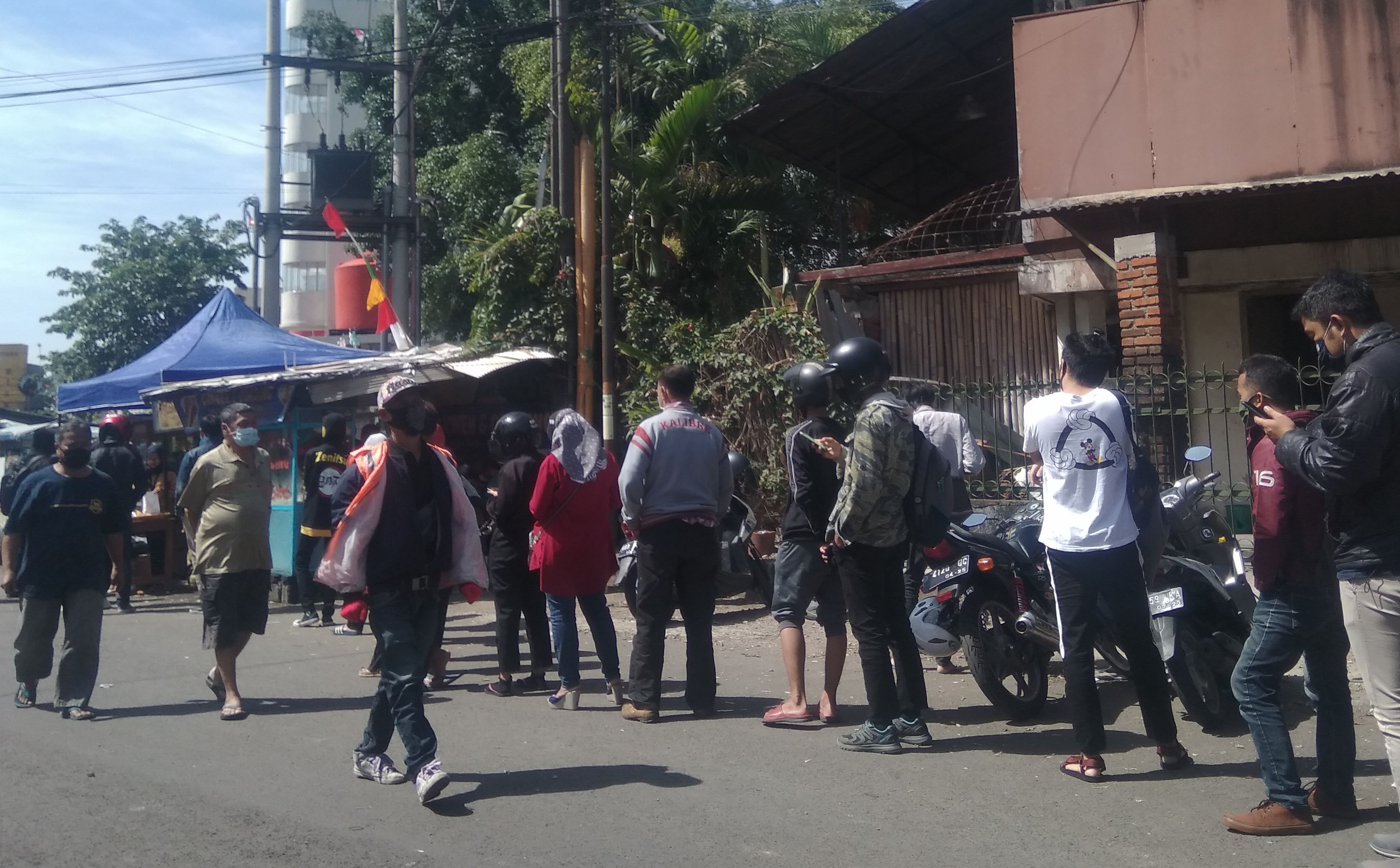 Antrean pembeli odading cakue mang Oleh di Jalan Baranang Siang samping Pasar Kosambi Kota Bandung