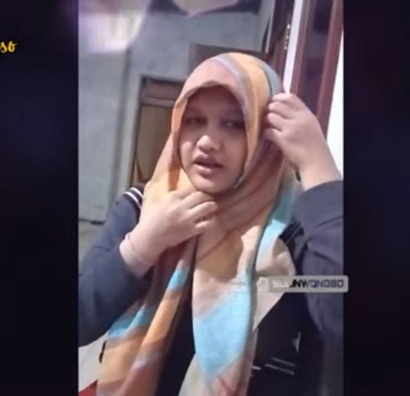 Video tangkapan layar ODGJ Cantik Ponorogo Rina saat kenakan hijab
