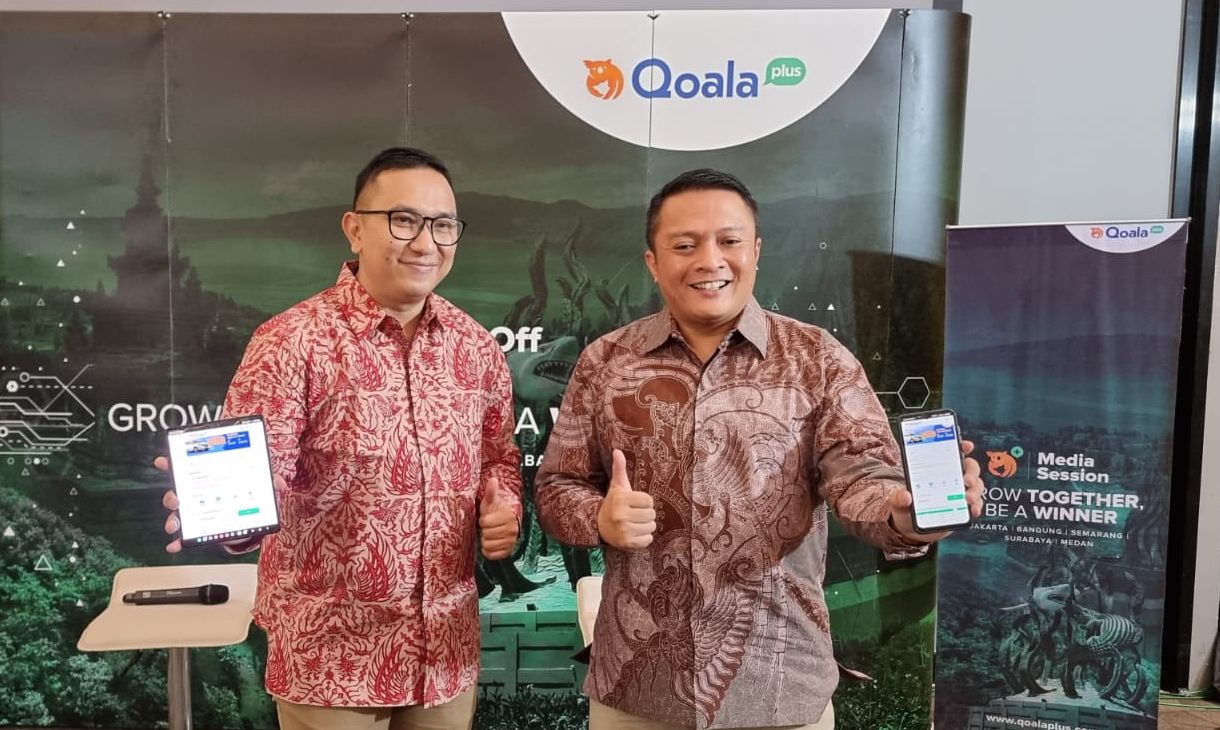VP of Sales and Partnership Qoala Plus Sugeng Purnomo didampingi VP Sales Qoala Plus Adi Firman menunjukkan aplikasi Qoala Plus /