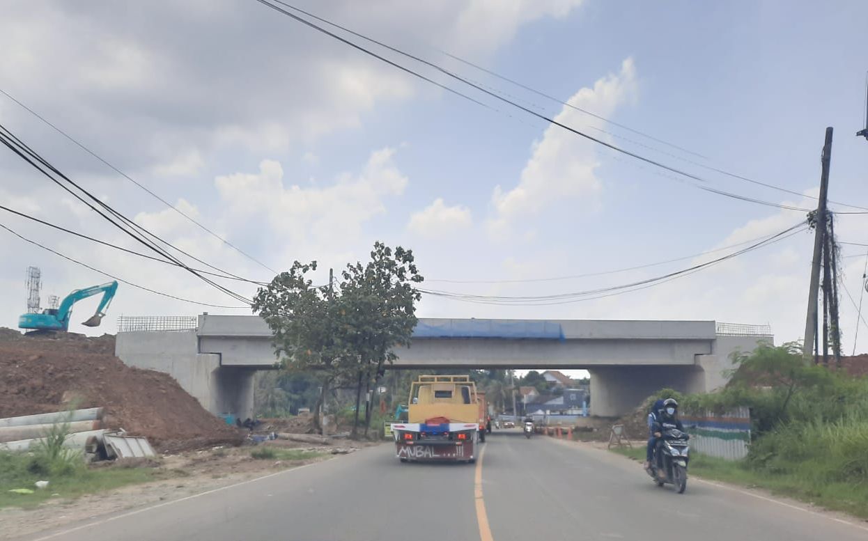 Overpass Jalan Tol Serang - Panimbang yang melintas di atas jalan Rangkasbitung - Pandeglang tepatnya Kampung Pasir Waru, Cibadak.