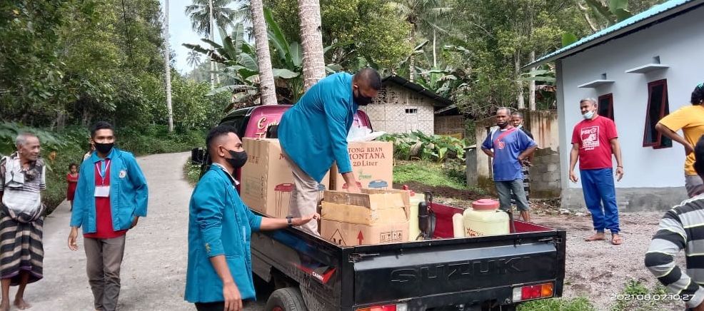 Frater Ansel Sareng bersama rekan-rekan mahasiswa menyalurkan logistik kepada warga di Desa Ndetundora 1, Kecamatan Ende, Flores, NTT.*