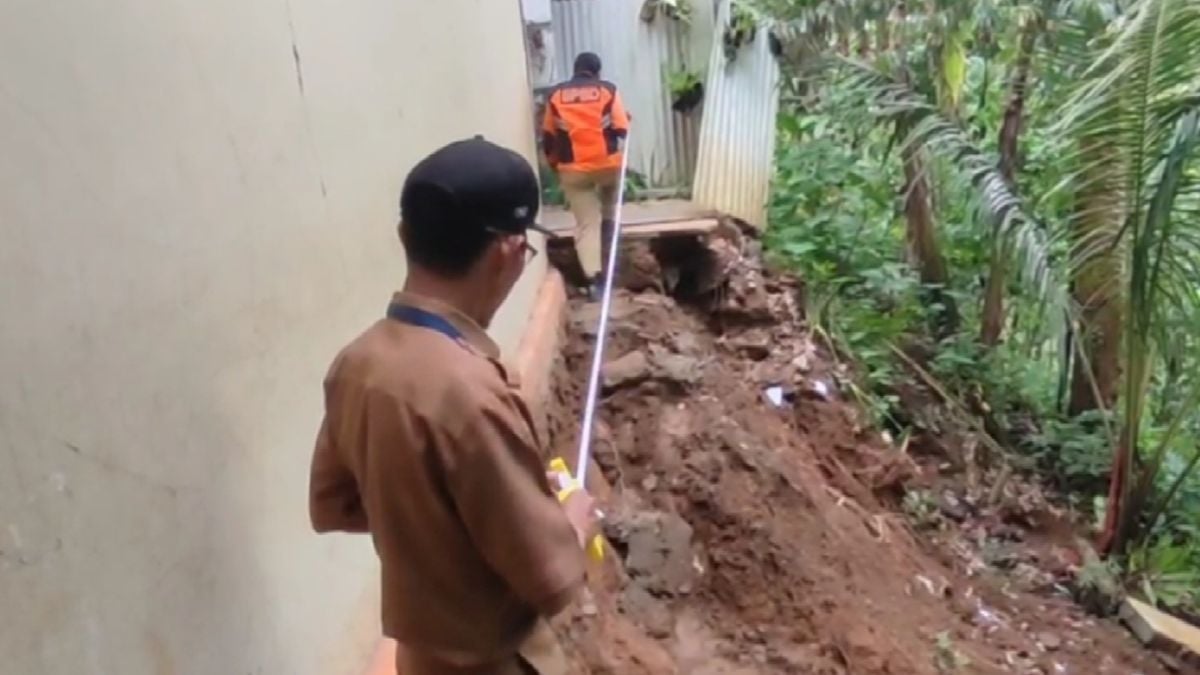 Gedung Sdn Karangbawang Purbalingga Akses Jalan Rumah Warga Rusak Diterjang Tanah Longsor