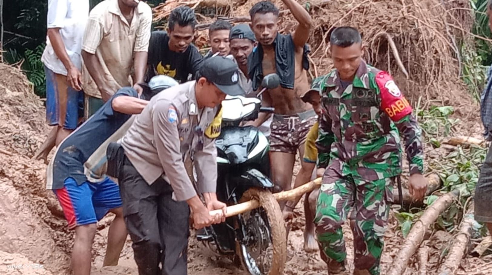 Foto personil TNI -Polri membantu evakuasi kendaraan masyarakat agar bisa keluar dari titik rawan longsor